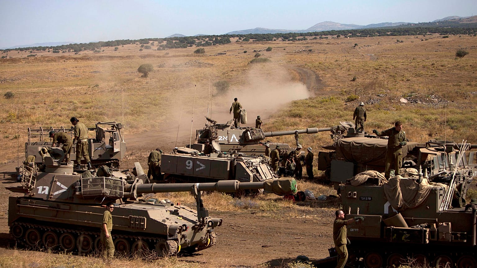 İsrail askerleri, 12 Haziran 2013'te Golan Tepeleri'nde bir tatbikat sırasında zırhlı araçları park ediyor.