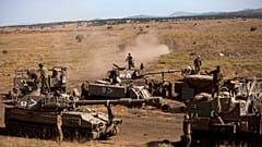 İsrail askerleri, 12 Haziran 2013'te Golan Tepeleri'nde bir tatbikat sırasında zırhlı araçları park ediyor.