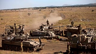 İsrail askerleri, 12 Haziran 2013'te Golan Tepeleri'nde bir tatbikat sırasında zırhlı araçları park ediyor.