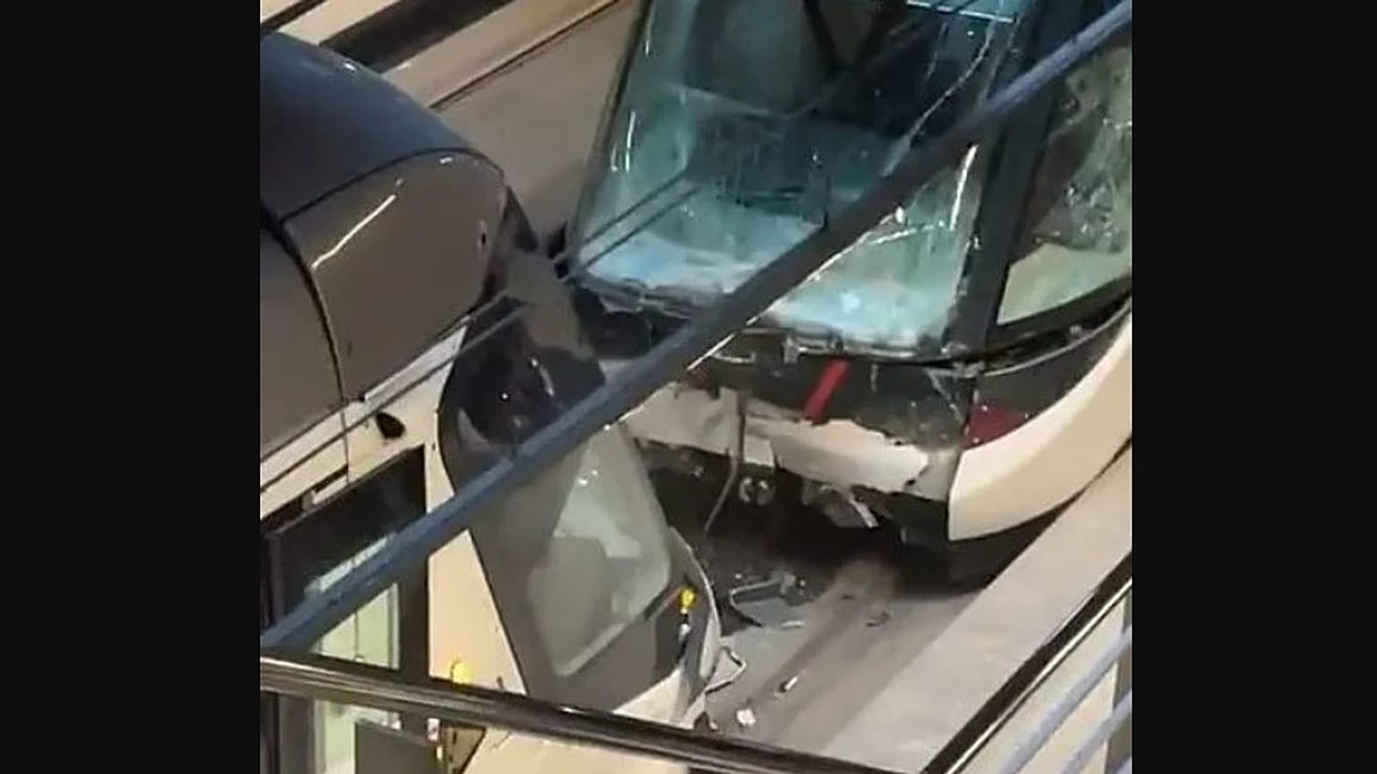 Görgü tanıklarının sosyal medyada yayınladığı görüntülerde tramvayların hasar aldığı anlaşılıyor.
