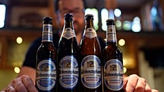 DATEI - Biere in einer Bar, Niederlande