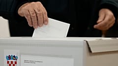 Ein Mann gibt seine Stimme während der ersten Runde der Präsidentschaftswahlen in einem Wahllokal in Zagreb ab, 29. Dezember 2024