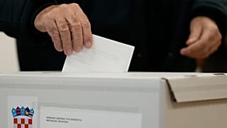 Голосование в первом туре президентских выборов на избирательном участке в Загребе, 29 декабря 2024 года
