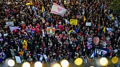 Demonstranten in Tel Aviv schwenken israelische Flaggen und Schilder während einer Demonstration, die die sofortige Freilassung der Geiseln in Gaza fordert, 11. Januar 2025