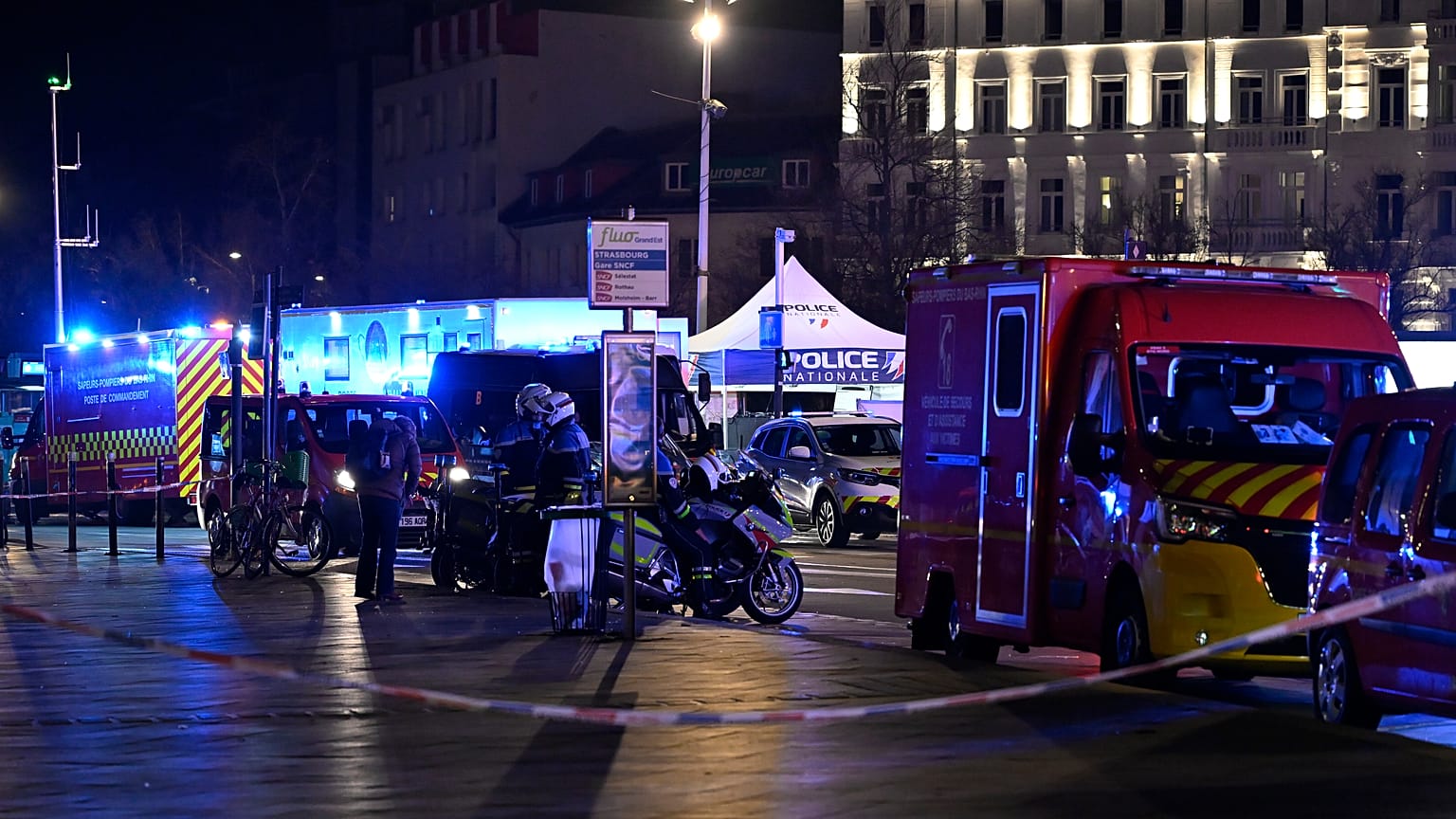 Agenti di polizia bloccano l'accesso alla stazione dopo che due tram si sono scontrati, ferendo decine di persone a Strasburgo, 11 gennaio 2025 