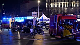 Rendőrök lezárják a pályaudvarra vezető utat, miután két villamos összeütközött, és több tucat ember megsérült Strasbourgban, 2025. január 11. 