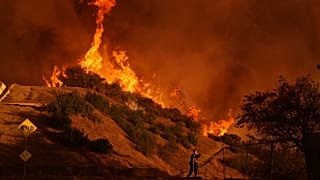 Ένας πυροσβέστης μάχεται με την πυρκαγιά Palisades στο Mandeville Canyon στο Λος Άντζελες, 11 Ιανουαρίου, 2025