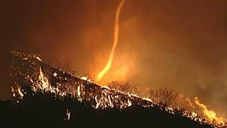 Yangın hortumları yüzlerce metre yükseğe ulaşabiliyor.