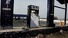 24 Temmuz 2018 tarihli fotoğrafta Yemen'in Şabva kentindeki bir yol üzerindeki benzin istasyonu görülüyor