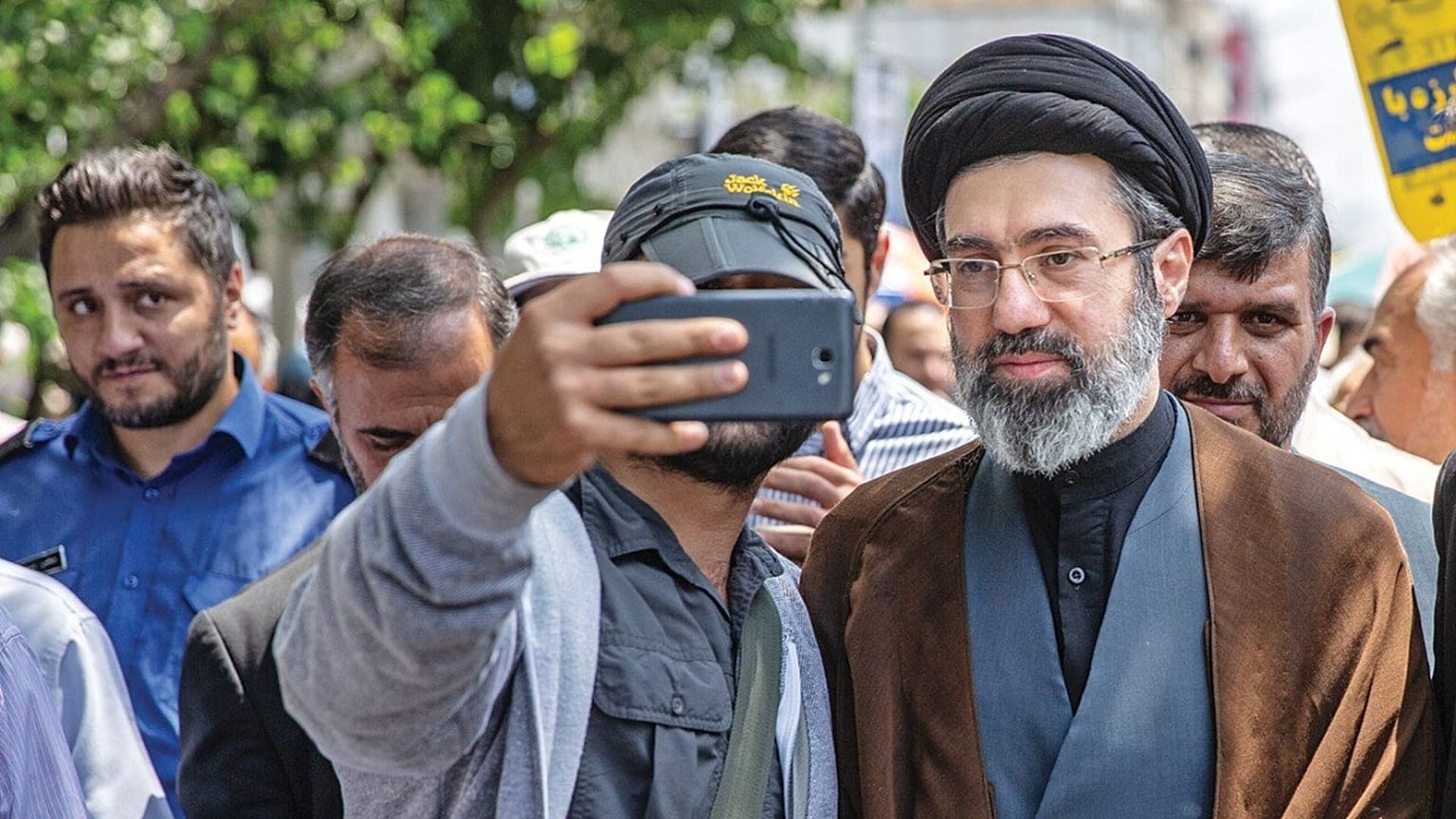 مجتبی خامنه‌ای در یک مراسم راهپیمایی