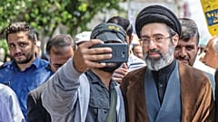 مجتبی خامنه‌ای در یک مراسم راهپیمایی