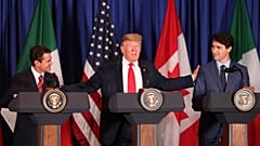 الرئيس الأمريكي دونالد ترامب مع الرئيس المكسيكي إنريكي بينا نييتو ورئيس الوزراء الكندي جاستن ترودو في فندق قبل بدء قمة مجموعة العشرين في بوينس آيرس، الأرجنتين، 2018