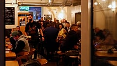 ARCHIVO - Un camarero lleva cervezas en un pub del centro de Praga, República Checa, martes 13 de octubre de 2020. 