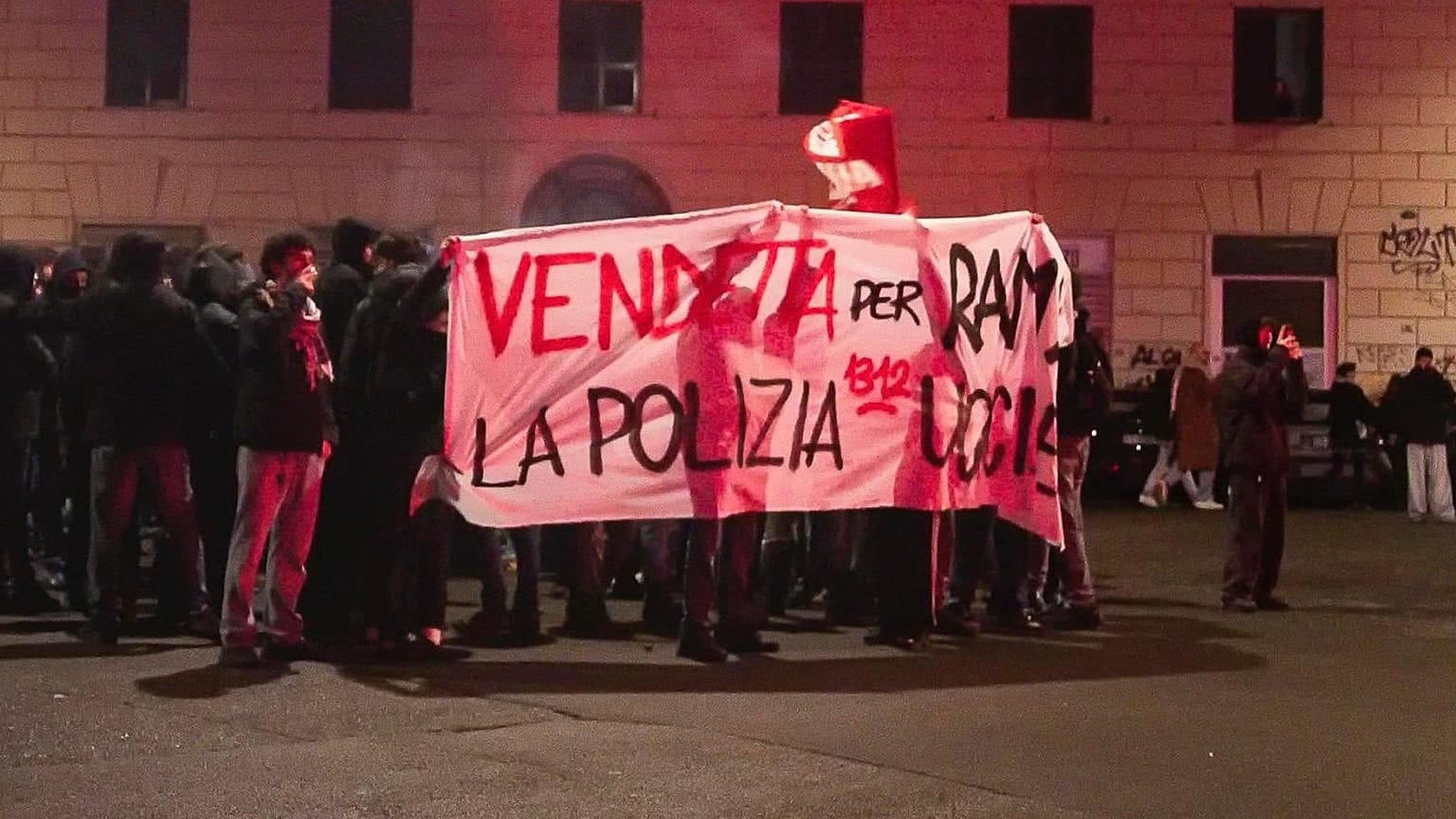 Göstericiler Roma'da polis karşıtı bir pankart açtı