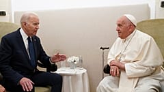 ΑΡΧΕΙΟ - Ο πρόεδρος Τζο Μπάιντεν, αριστερά, συναντά τον Πάπα Φραγκίσκο στο Σαβελλέτρι της Απουλίας, Ιταλία, 14 Ιουνίου 2024. (Kevin Lamarque/Pool Photo via AP, File)