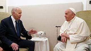 DOSYA - Başkan Joe Biden, solda, Papa Francis ile Savelletri, Puglia, İtalya'da bir araya geliyor, 14 Haziran 2024. (Kevin Lamarque/Pool Photo via AP, Dosya)