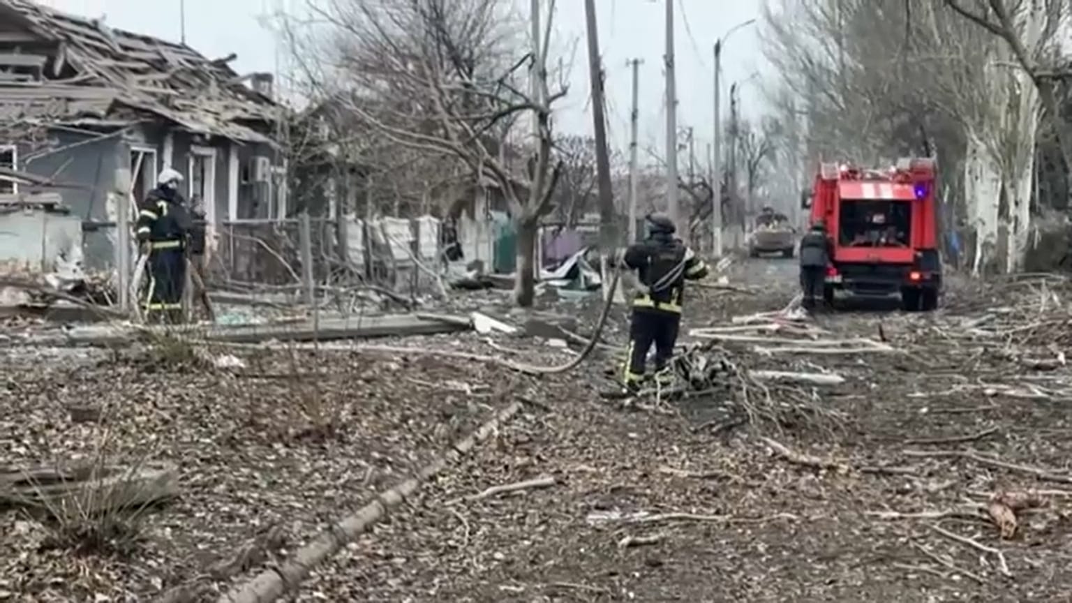 Efectivos de emergencias lidian el sábado con destrozos causados por bombardeos rusos en la región ucraniana de Donetsk 