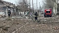 Efectivos de emergencias lidian el sábado con destrozos causados por bombardeos rusos en la región ucraniana de Donetsk 