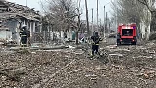 Efectivos de emergencias lidian el sábado con destrozos causados por bombardeos rusos en la región ucraniana de Donetsk