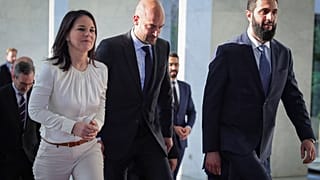 A Ministra dos Negócios Estrangeiros alemã, Annalena Baerbock, com o novo governante da Síria