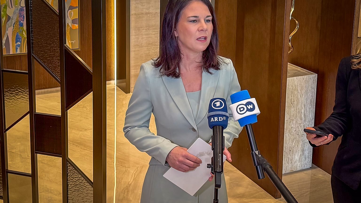 وزيرة الخارجية الألماني أنالينا بايربوك بالعاصة السعودية الرياض في مؤتمر الطاولة المستديرة حول سوريا 12/01/2025