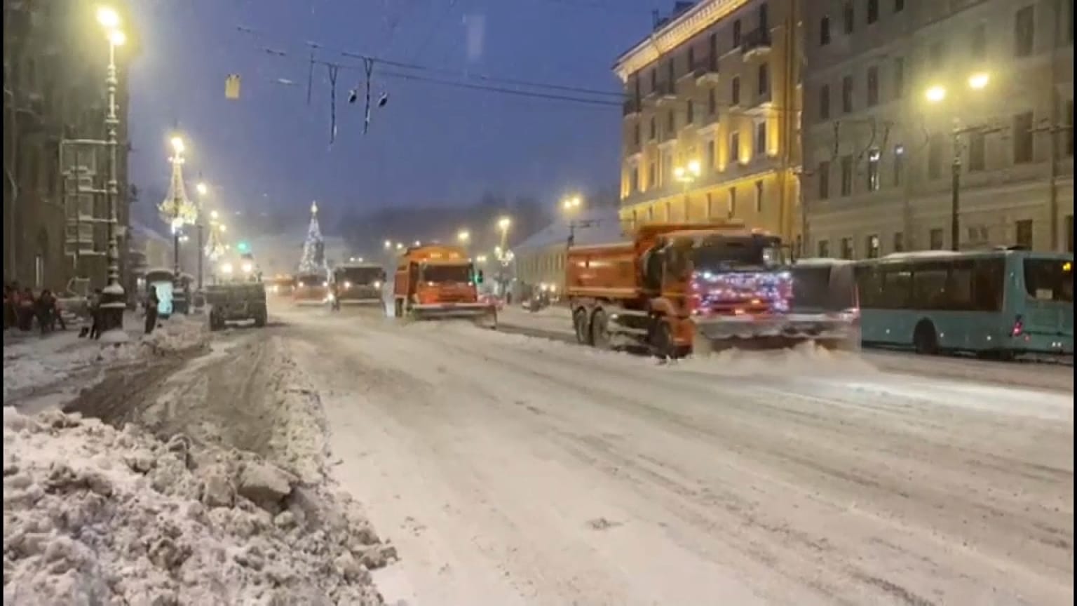 مطار بولكوفو في سان بطرسبرغ يتوقف عن العمل بسبب تساقط الثلوج الكثيفة
