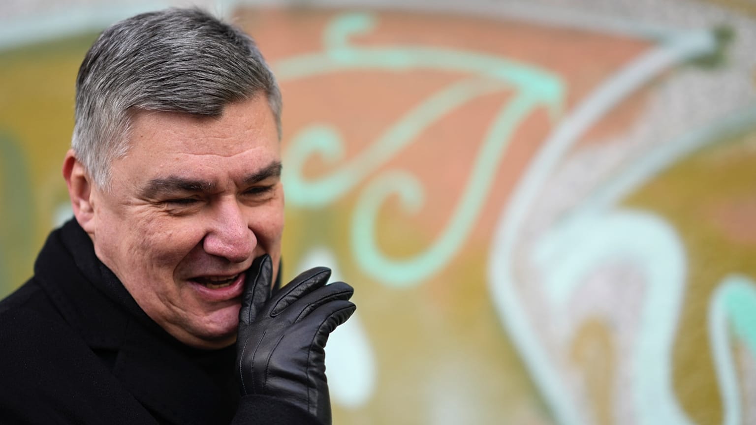 Zoran Milanović a horvát elnökválasztás második fordulójának napján újságíróknak nyilatkozik, 2025. január 12-én
