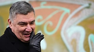 Zoran Milanović a horvát elnökválasztás második fordulójának napján újságíróknak nyilatkozik, 2025. január 12-én