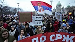 Menschen versammeln sich vor dem serbischen Verfassungsgericht in Belgrad während eines Protestes gegen den Einsturz eines Betondaches, bei dem 15 Menschen in Novi Sad ums Leben kamen, 12. Januar 2025
