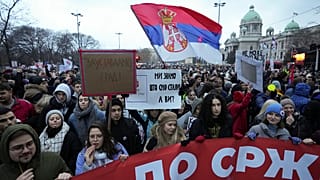 Люди собираются перед зданием Конституционного суда Сербии в Белграде во время акции протеста в связи с обрушением бетонного навеса, в результате которого погибли 15 человек в Нови-Саде, 12 января 2025 года.