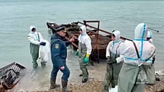 Der russische Minister für Notfallsituationen, Alexander Kurenkov, spricht mit Rettungskräften, die an der Beseitigung von aus zwei Tankern ausgelaufenem Heizöl arbeiten, 12. Januar 2025
