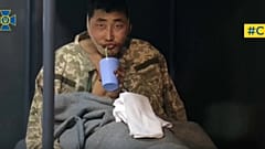 Мужчина, предположительно являющийся северокорейским солдатом, в центре содержания под стражей в Киеве, 11 января 2025 г!