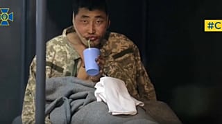 Мужчина, предположительно являющийся северокорейским солдатом, в центре содержания под стражей в Киеве, 11 января 2025 г!