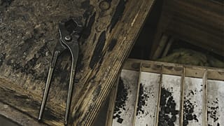 Zdjęcie z warsztatu I Coal You., pracowni, wykonującej biżuterię z węgla