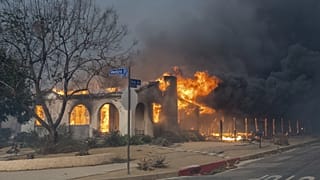 Un bâtiment en feu à Los Angeles