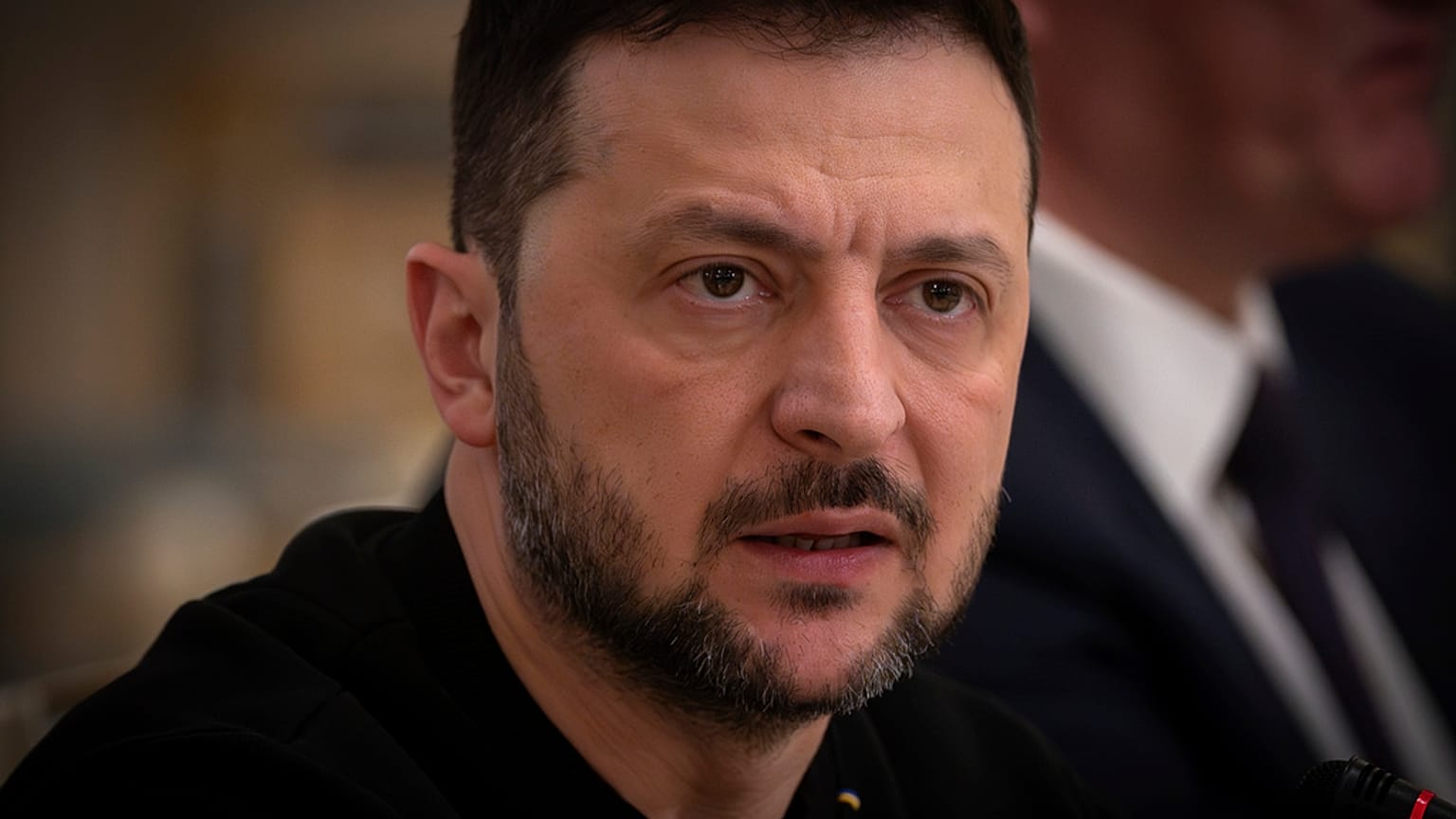 Prezydent Ukrainy Wołodymyr Zełenski przemawia podczas spotkania z ministrem spraw zagranicznych Finlandii Eliną Valtonen w Kijowie