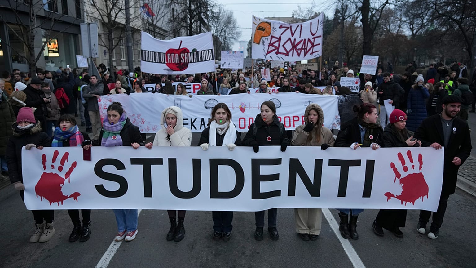 Manifestazione di protesta anti-governativa davanti all'edificio della Corte Costituzionale della Serbia a Belgrado, Serbia, 12 gennaio 2025
