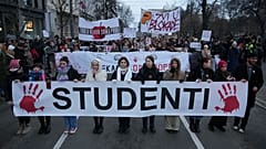 Manifestazione di protesta anti-governativa davanti all'edificio della Corte Costituzionale della Serbia a Belgrado, Serbia, 12 gennaio 2025