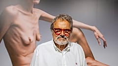 El fotógrafo Oliviero Toscani, junto a una de sus obras.