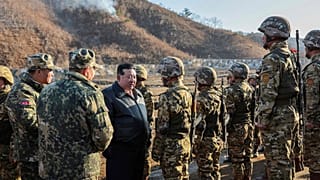 En esta foto facilitada por el gobierno de Corea del Norte, Kim Jong-un se reúne con soldados durante una visita a una base de entrenamiento operativa occidental, 6 mar 2024.
