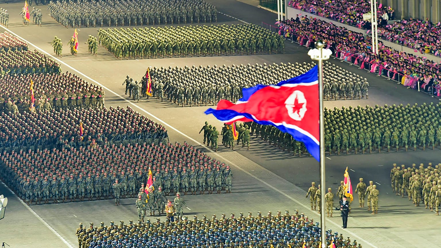 Défilé militaire marquant le 90e anniversaire de l'armée nord-coréenne sur la place Kim Il Sung à Pyongyang, en Corée du Nord, le 25 avril 2022. 