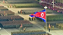 Desfile militar con motivo del 90 aniversario del ejército norcoreano en la plaza Kim Il Sung de Pyongyang, Corea del Norte, el 25 de abril de 2022. 