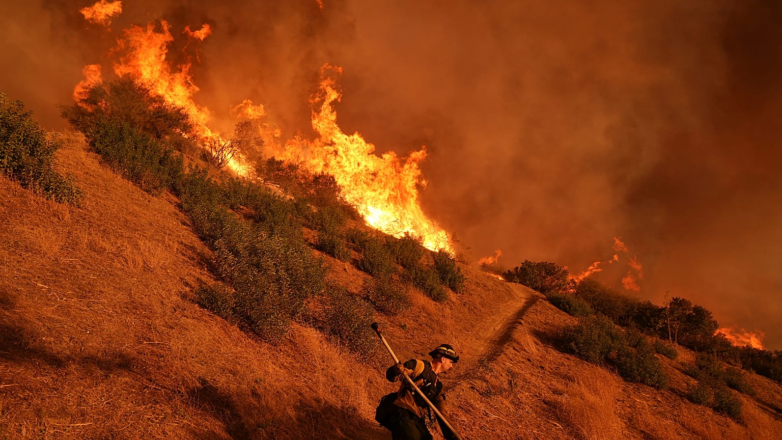 Bir itfaiyeci 11 Ocak 2025 Cumartesi günü Los Angeles'ta Mandeville Kanyonu'ndaki Palisades Yangını ile mücadele ediyor. (AP Fotoğrafı/Jae C. Hong)