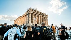 Vista de la Acrópolis de Atenas, masificada de turistas