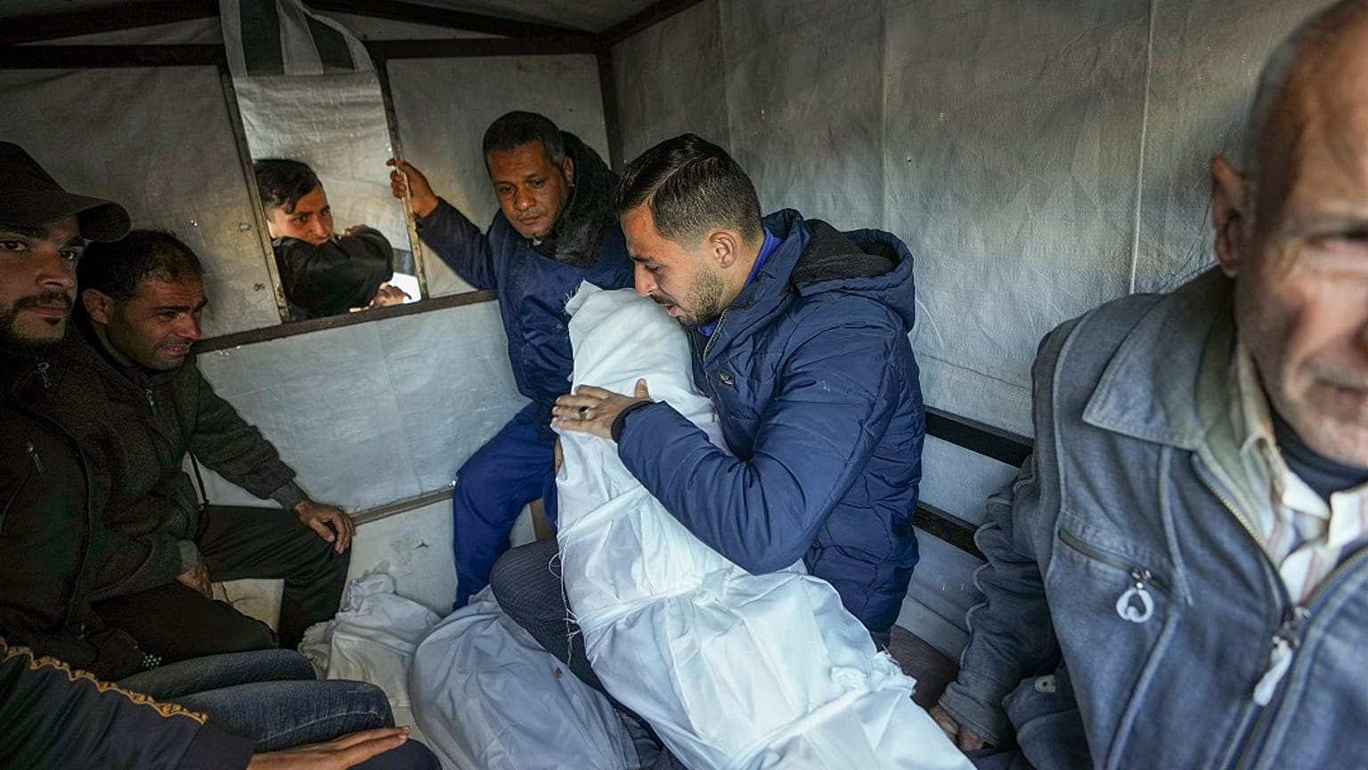 Mohammad Eid hält den Leichnam eines seiner drei Kinder, die am Samstag bei einem israelischen Luftangriff getötet wurden, Sonntag, 12. Januar 2025.