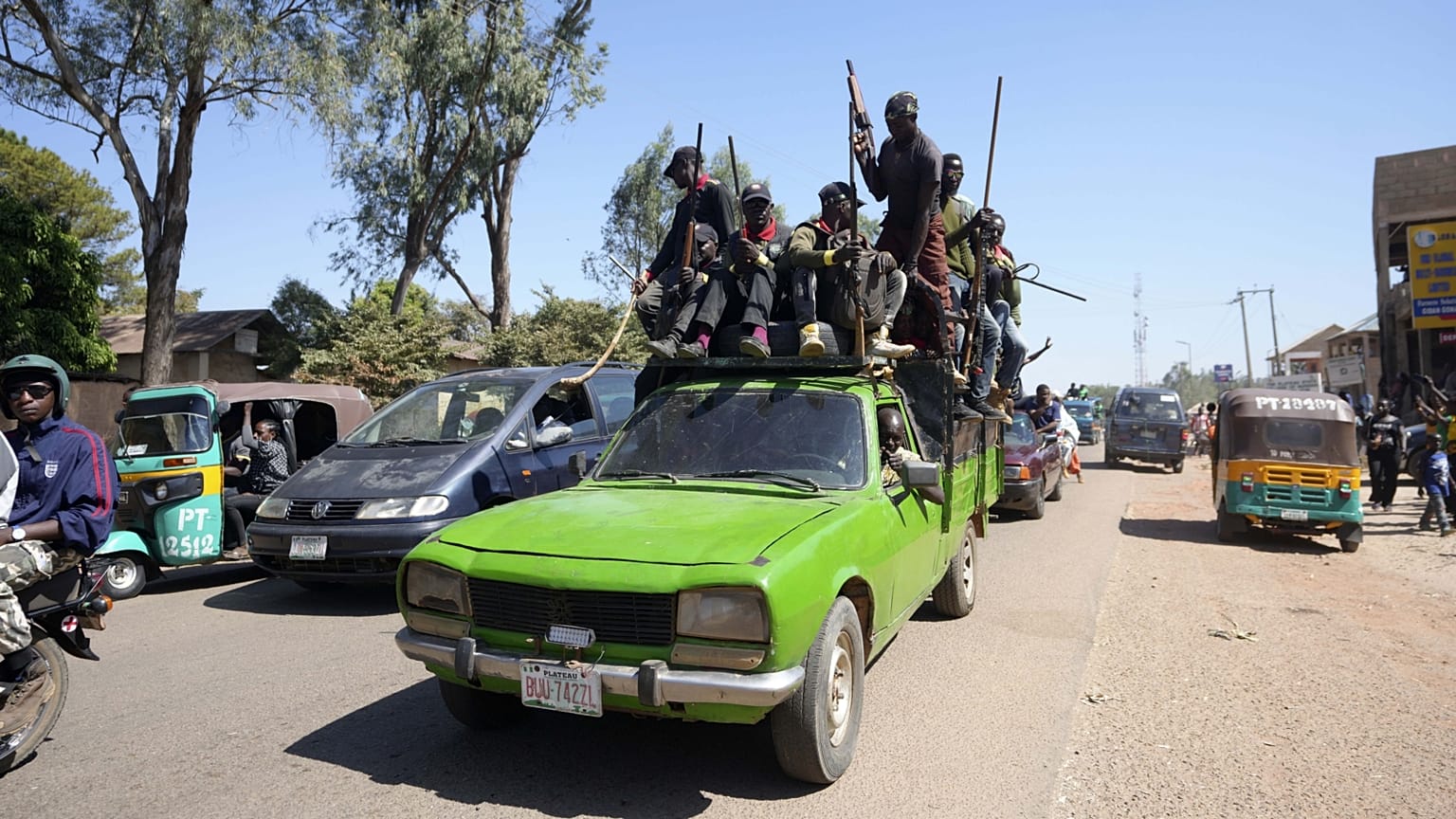 Fotónk illusztráció: fegyveres gang járőrözik újévkor a közép-nigériai Vwangban
