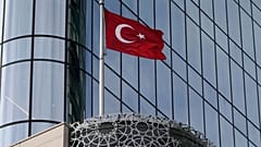 Die türkische Flagge weht über dem Turkish House, in dem sich das türkische Generalkonsulat und die Ständige Vertretung der Türkei bei den Vereinten Nationen befinden, in New York, Freitag, 17. November 2023