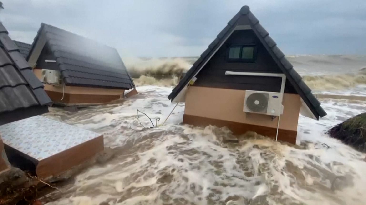Enormes olas y fuertes vientos azotan la provincia costera del sur de Tailandia