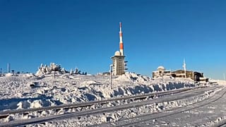 المتنزهون يستمتعون بجولة صباحية على قمة بروكن المغطاة بالثلوج في شمال ألمانيا