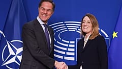 Roberta Metsola, az Európai Parlament elnöke Mark Rutte NATO-főtitkárt fogadja Brüsszelben